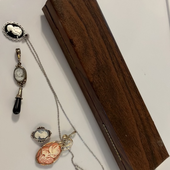 Beautiful lot of cameos, Jewelry, pendants, necklace, bracelet 1 earring missing - Picture 7 of 7